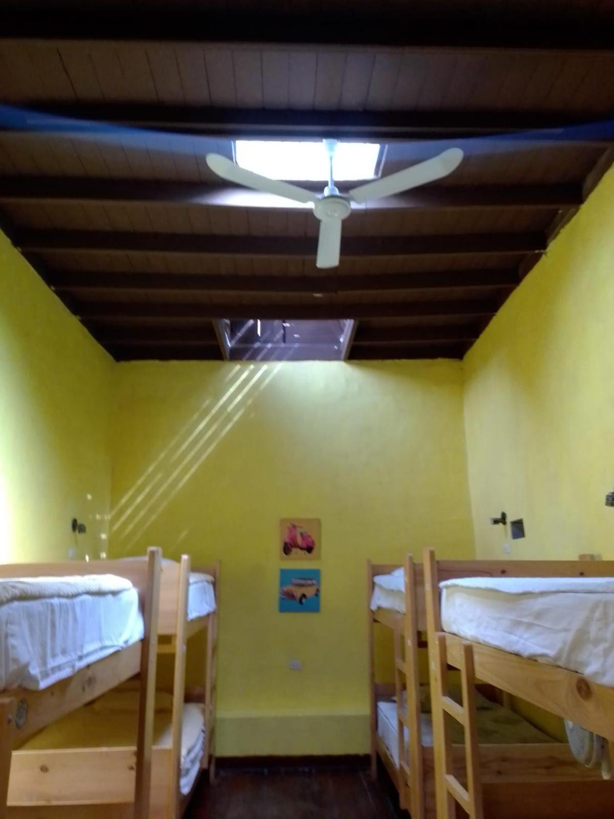Cama en habitación compartida femenina de 8 camas